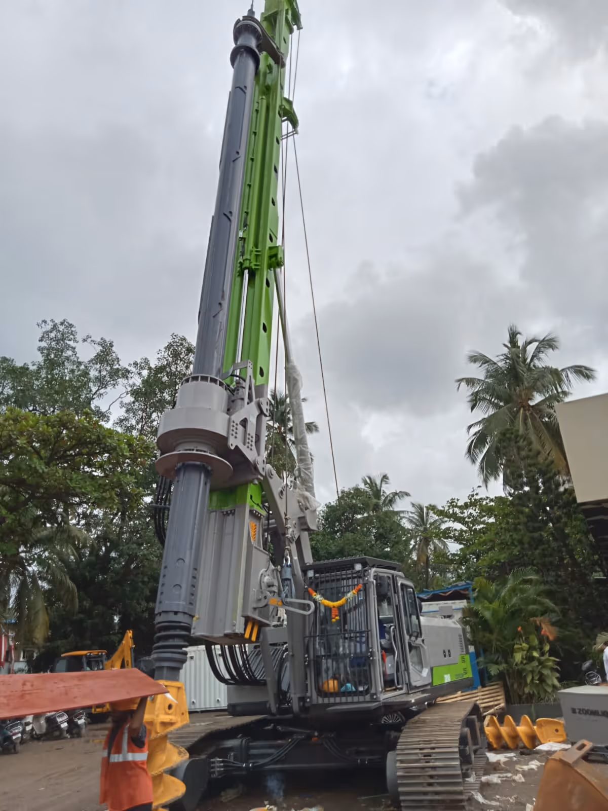 Heavy duty piling machine on site